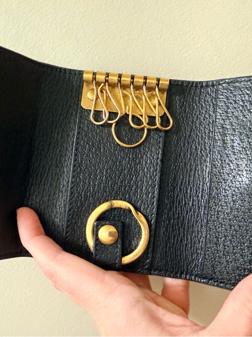 *Rare* Authentic Gucci Bee - Leather 6- Ring Key Holder - Picture 9 of 14